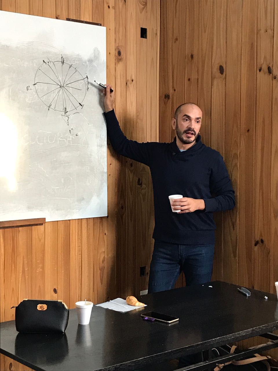 EL LOCUTOR IVAN CAMER ESTUVO EN EL ISET 18 Y REALIZÓ PRÁCTICAS RADIALES CON LOS ALUMNOS